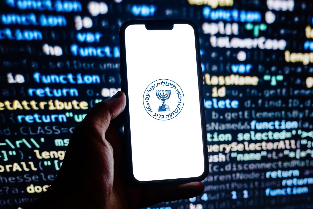 Person holding a cellphone with the website of the Israeli national intelligence agency Mossad. (Adobe Stock Photo)