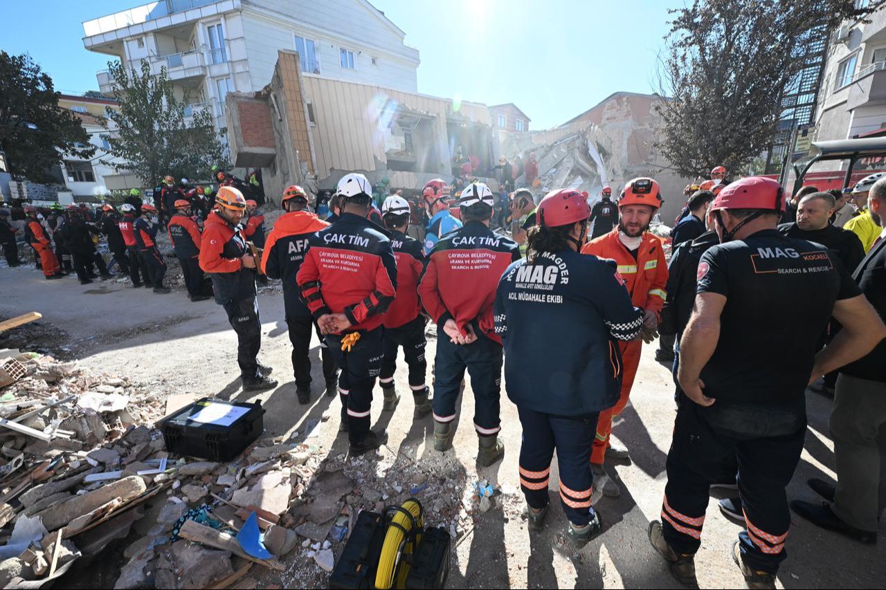 AFAD, JAK, municipal and volunteer teams conduct search and rescue efforts in the rubble of the collapsed building in Gebze district of Kocaeli, Türkiye, Oct. 29, 2025. (AA Photo)