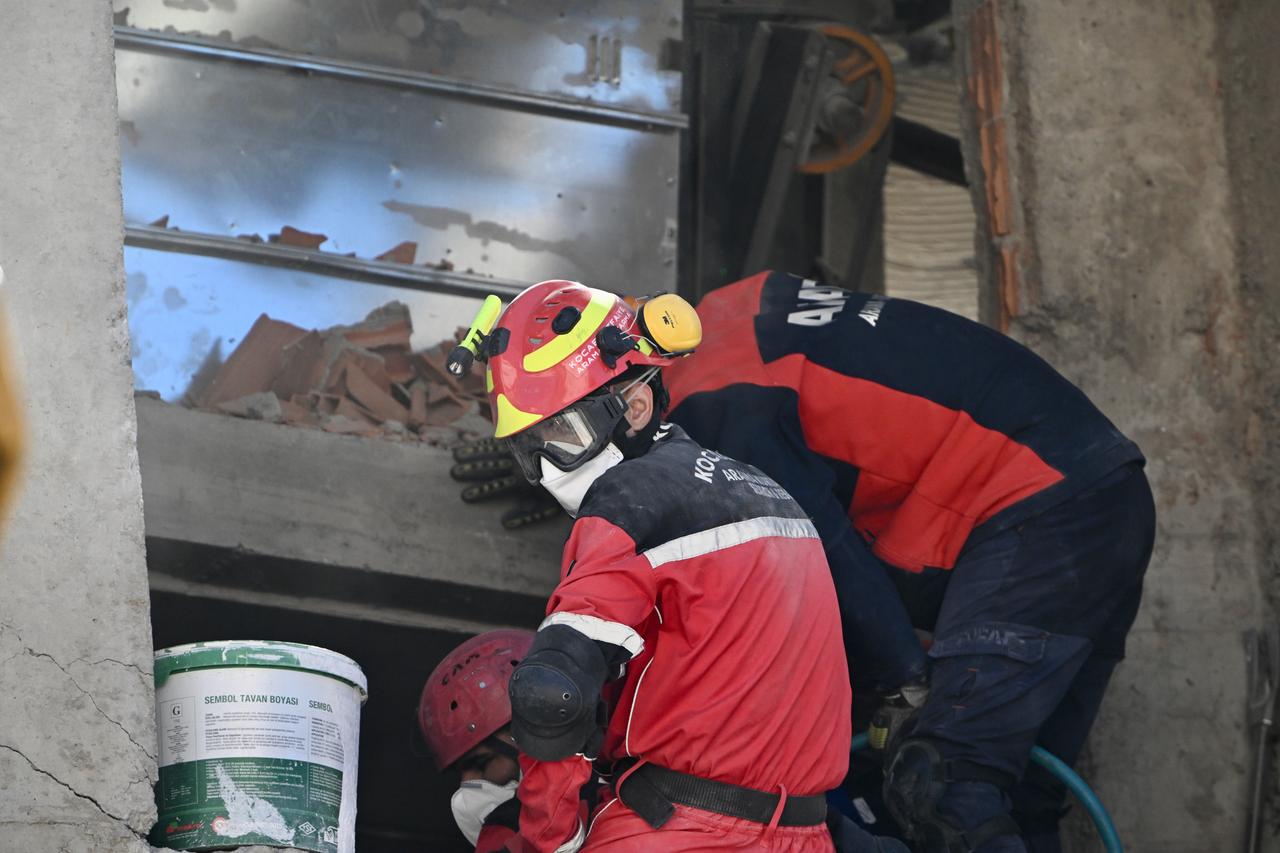 AFAD, JAK, municipal and volunteer teams conduct search and rescue efforts in the rubble of the collapsed building in Gebze district of Kocaeli, Türkiye, Oct. 29, 2025. (AA Photo)