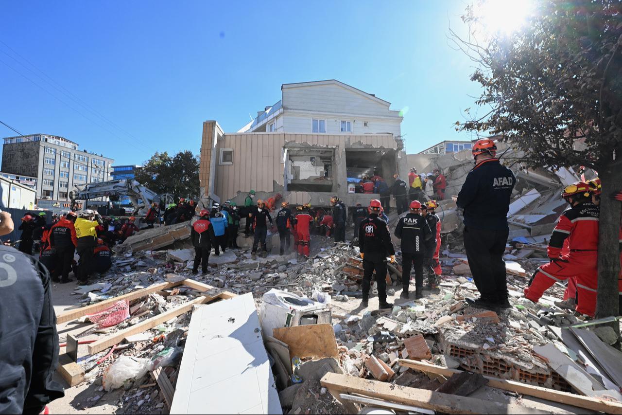 AFAD, JAK, municipal and volunteer teams conduct search and rescue efforts in the rubble of the collapsed building in Gebze district of Kocaeli, Türkiye, Oct. 29, 2025. (AA Photo)