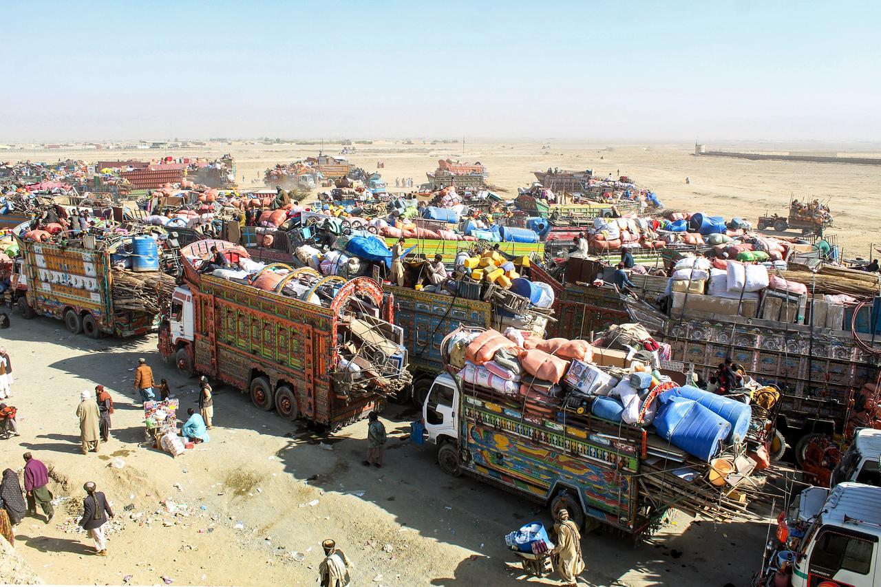 Afghan refugees along with their belongings on trucks await deportation to Afghanistan near the Pakistan-Afghanistan border in Chaman on Oct. 29, 2025. (AFP Photo)