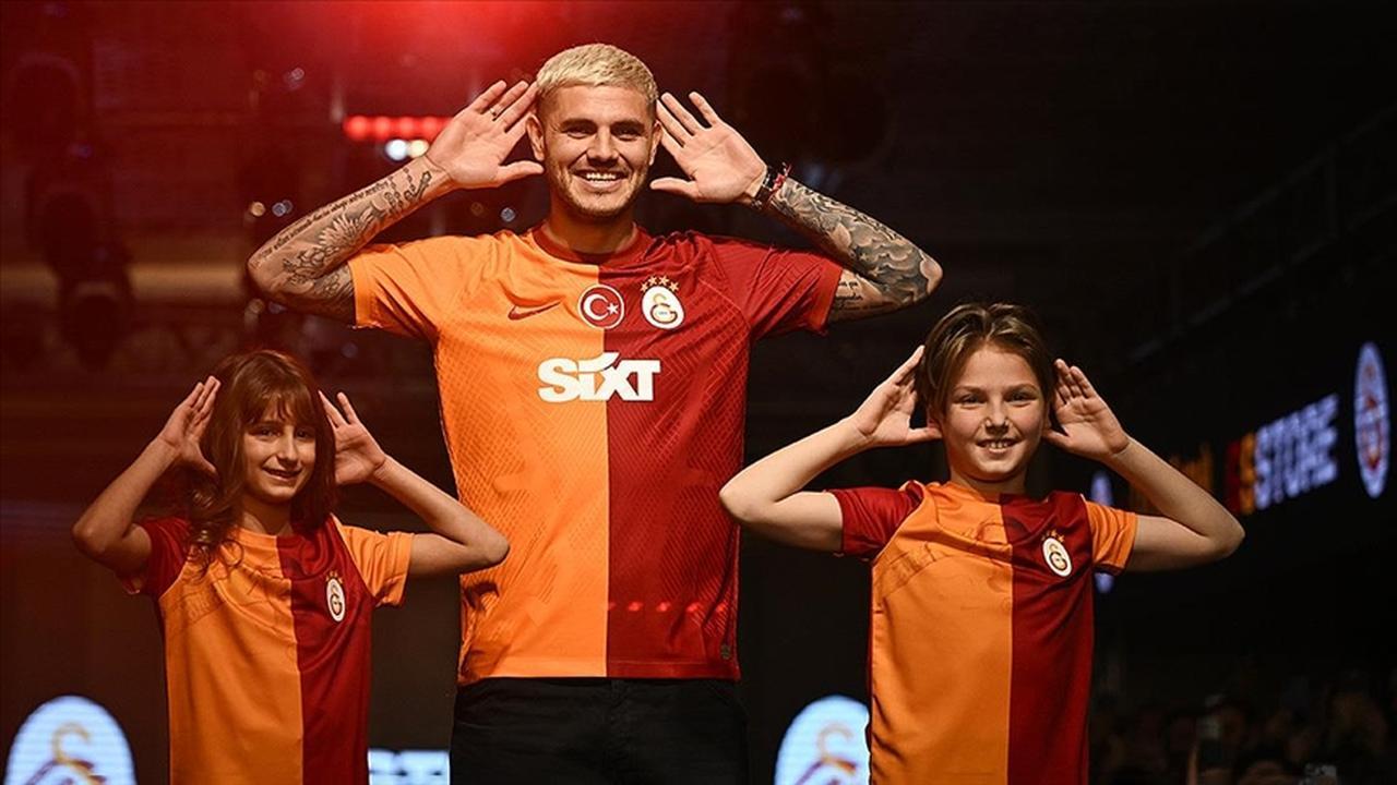 Galatasaray striker Mauro Icardi poses with young fans during a kit launch event in Istanbul, Türkiye, on Jan. 31, 2024. (AA Photo)