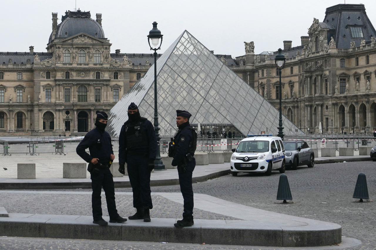 French police officers stand in front of the Louvre Museum after a robbery, in Paris, France, October 19, 2025. (AFP Photo)