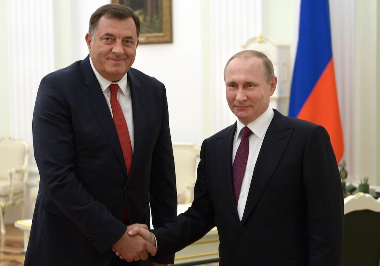 Russian President Vladimir Putin (R) shakes hands with leader of the Republika Srpska in Bosnia and Herzegovina Milorad Dodik during their meeting in Moscow, Sept. 22, 2016. (AFP Photo)