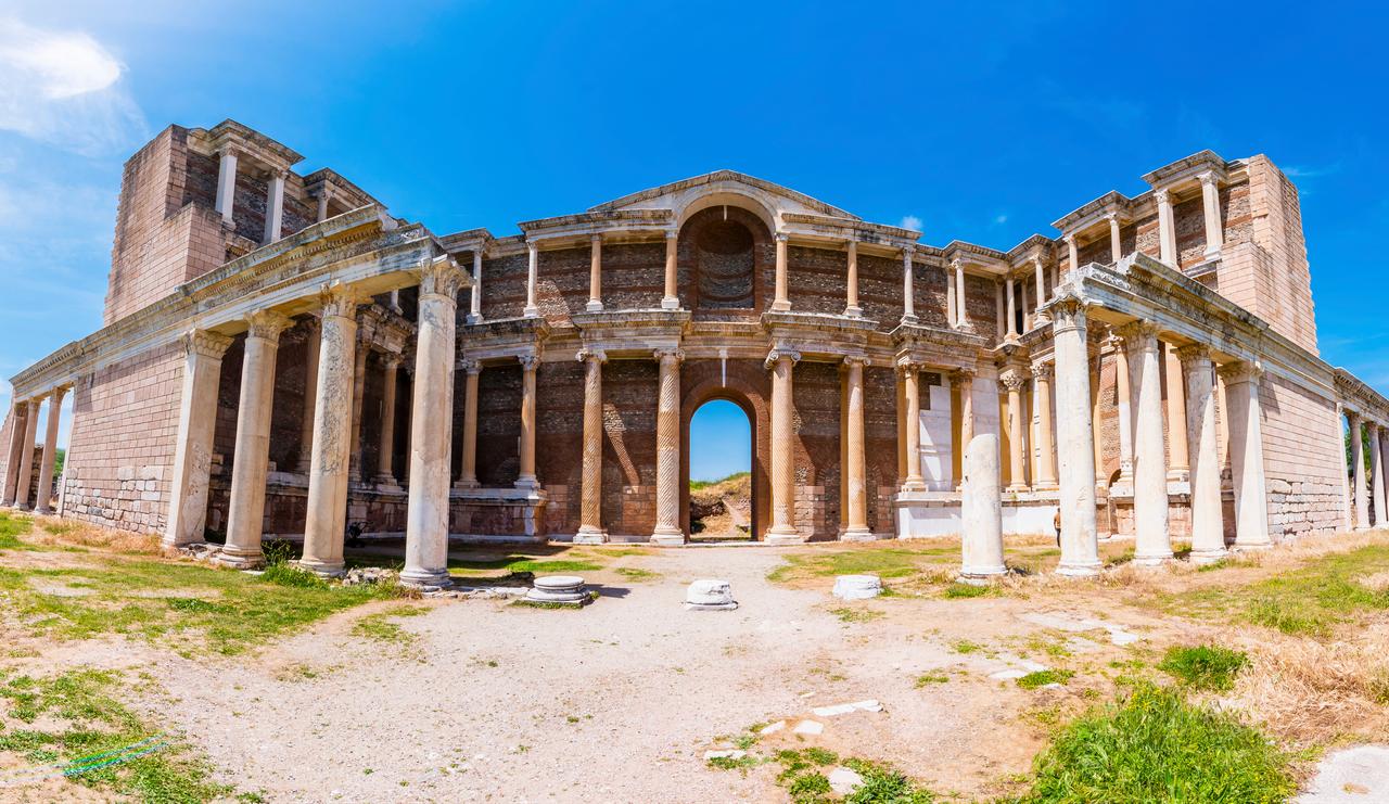 The Roman bath-gymnasium complex at the ancient city of Sardis in western Türkiye, a monumental structure reflecting the city’s wealth and architectural legacy. (Adobe Stock Photo)