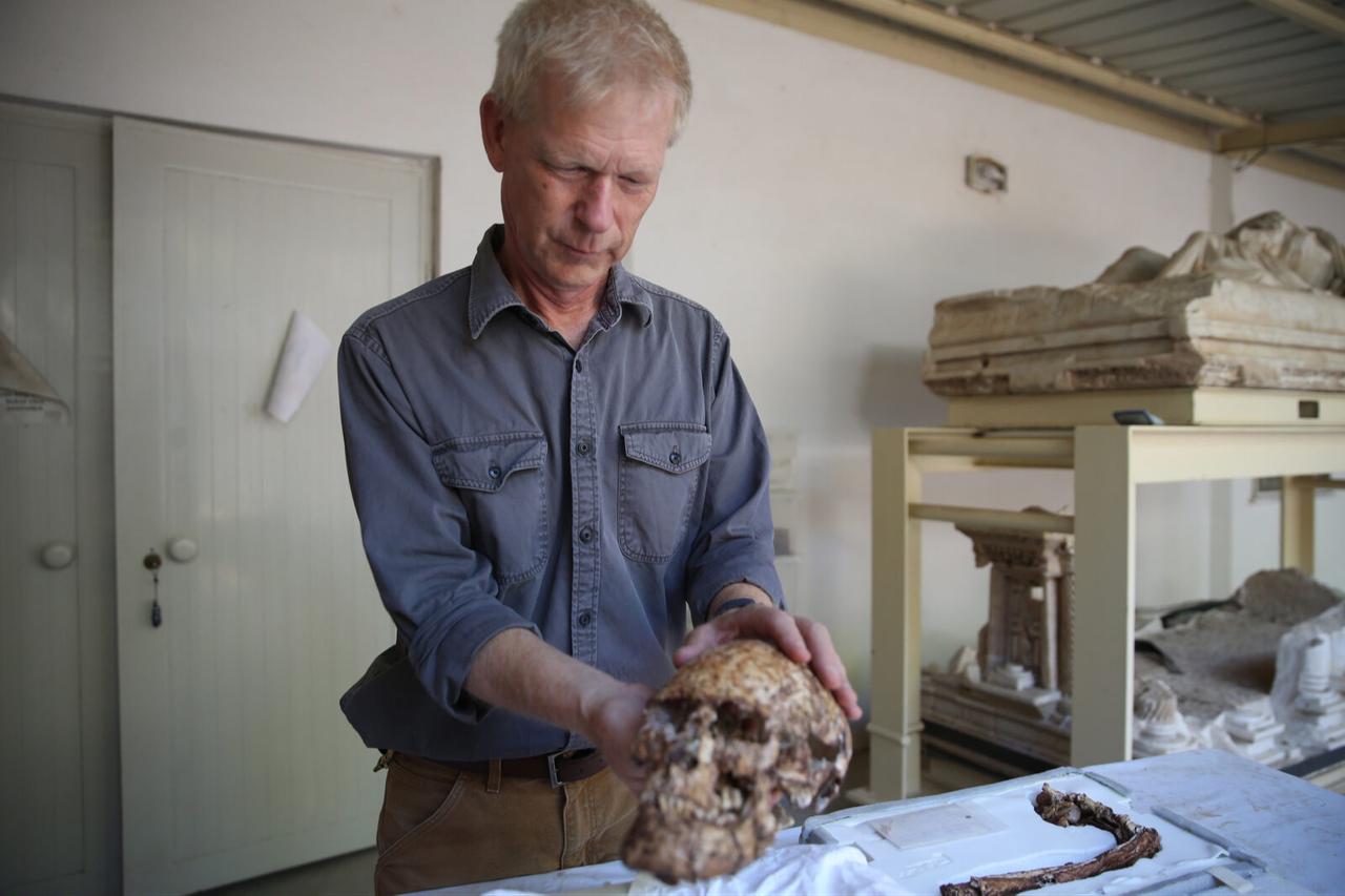 The skeleton of a soldier who fought in the Battle of Thymbra, which paved the way for the Persian invasion of Lydia, in the ancient city of Sardis, capital of the Lydian Kingdom, which minted the first coin in history, and Professor Nick Cahill (in photo), Manisa, Türkiye, August 13, 2024 (AA Photo)