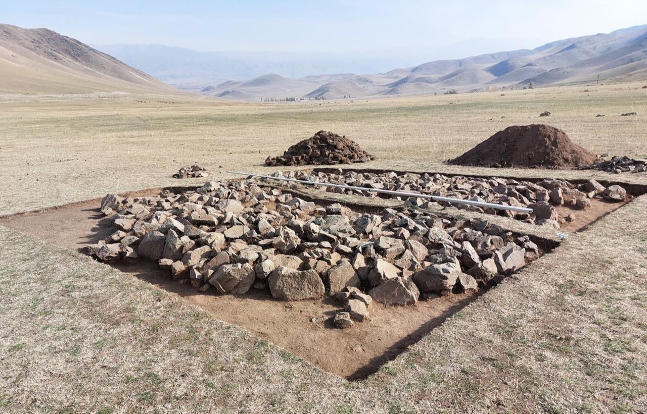 A view of the stone burial structure uncovered in the Borombay valley of Kyrgyzstan’s Chu region, Oct. 30, 2025. (IHA Photo)