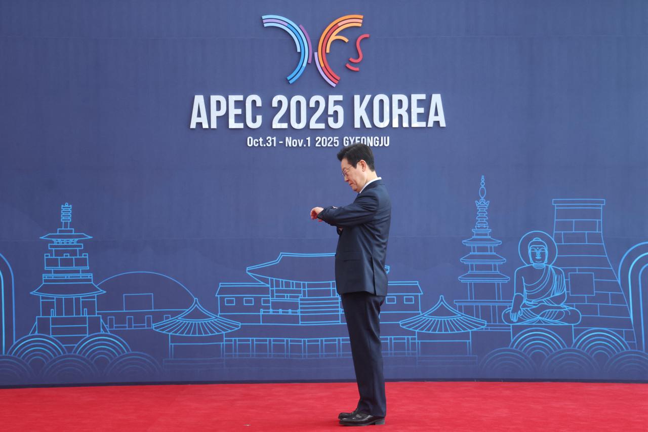 APEC summit opens in South Korea, bringing together leaders from 21 economies