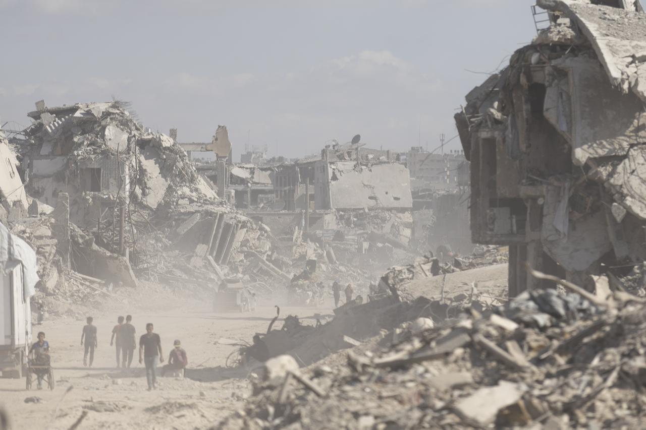 Palestinians return to the destroyed Sheikh Ridwan and Abu Iskandar neighborhoods following the Israeli army’s withdrawal from Gaza City after the ceasefire agreement in Gaza on Oct. 15, 2025. (AA Photo)
