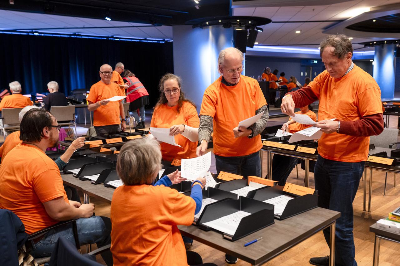 Tellers and polling station staff at the World Forum count ballots sent in by postal vote by voters abroad, The Hague, Netherlands, October 30, 2025. (AFP Photo)