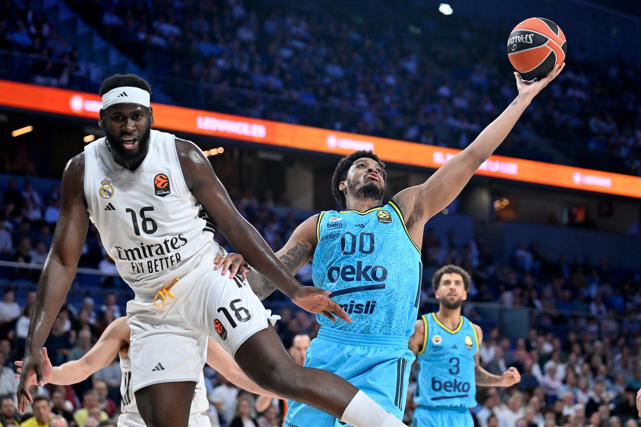 Usman Garuba (L) of Real Madrid in action against Armando Bacot JR. of Fenerbahce Beko during Turkish Airlines EuroLeague week 8 basketball match between Real Madrid and Fenerbahce Beko at Movistar Arena in Madrid, Spain, Oct. 30, 2025. (AA Photo)