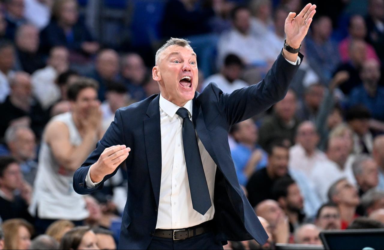 Head Coach Sarunas Jasikevicius of Fenerbahce Beko gives tactics to his players during Turkish Airlines EuroLeague week 8 basketball match between Real Madrid and Fenerbahce Beko at Movistar Arena in Madrid, Spain, Oct. 30, 2025. (AA Photo)