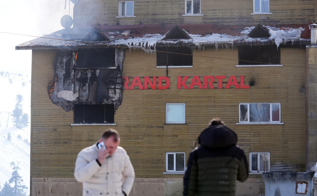 A view of the area as fire brigades responding to a fire that broke out in a hotel in Bolu Kartalkaya Ski Center, Bolu, Türkiye, Jan. 21, 2025. (AA Photo)
