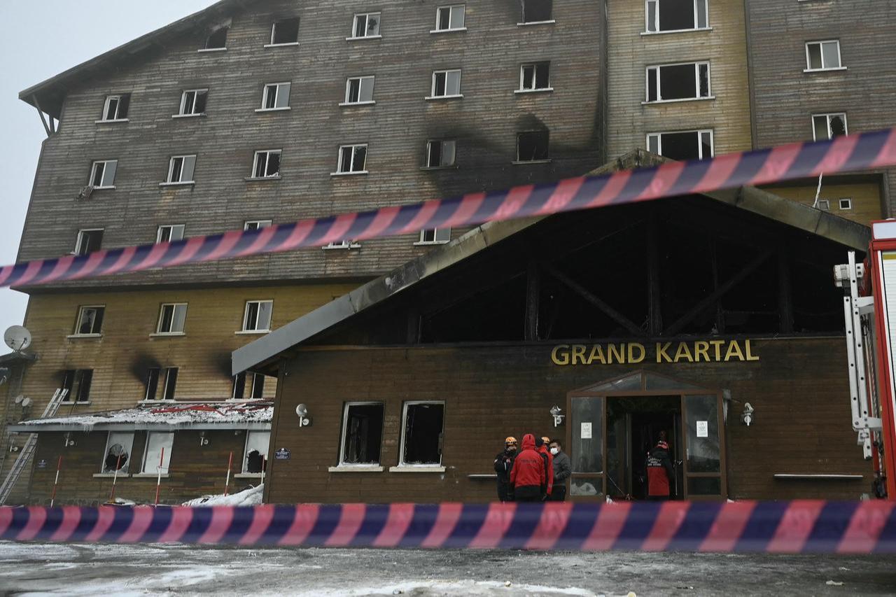 Turkish emergency personnel operate on the aftermath of a fire that broke out at the Grand Kartal Hotel in the Kartalkaya Ski Resort in Bolu, Türkiye, January 22, 2025. (AFP Photo)