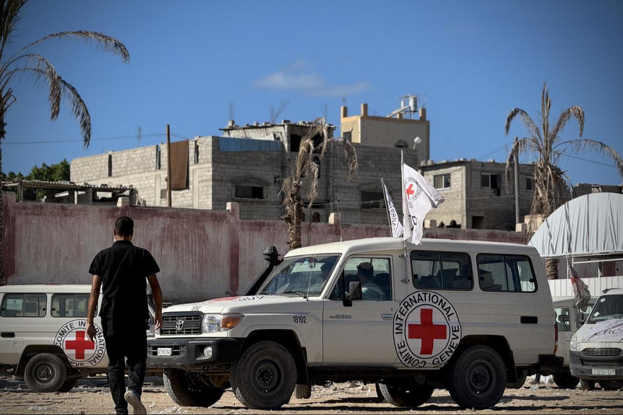 Red Cross vehicles en route to retrieve bodies of Palestinians held by Israel to Gaza authorities for identification at Nasser Hospital following the ceasefire takes effect, in Khan Yunis, Gaza on Oct. 14, 2025. (AA Photo)