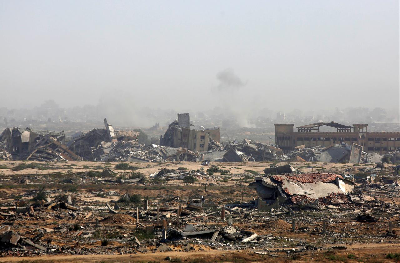 A view of destruction as Palestinians continue to flee from Deir al-Balah due to ongoing Israeli attacks on Gaza on October 3, 2025. (AA Photo)