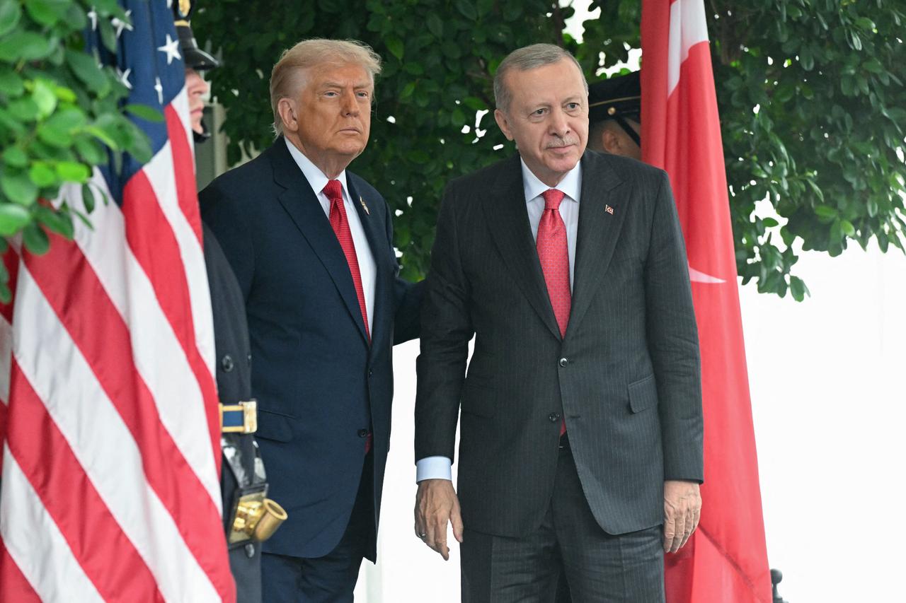 US President Donald Trump greets President Recep Tayyip Erdogan as Erdogan arrives at the White House in Washington, DC, Sept. 25, 2025. (AFP Photo)