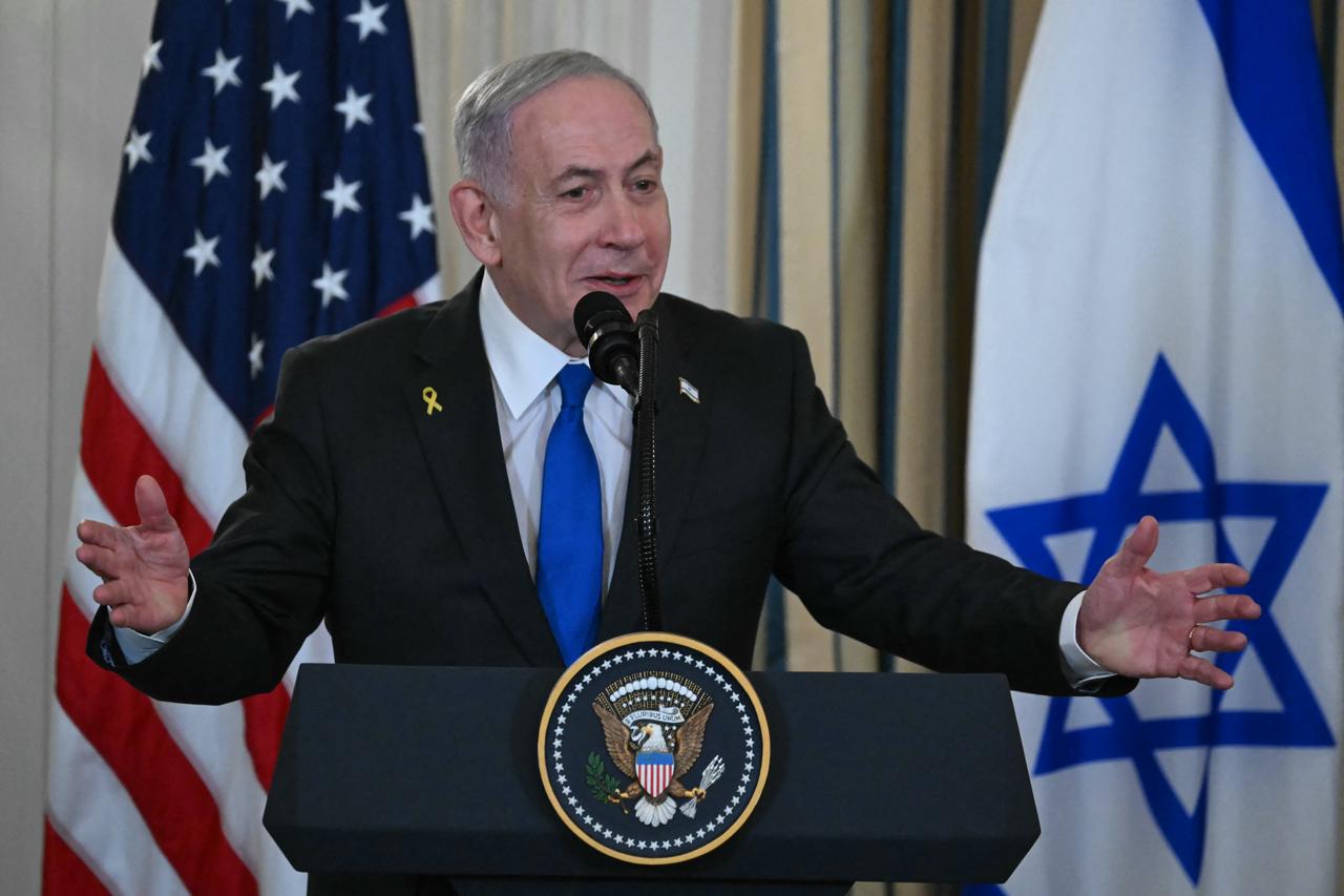 İsrail Başbakanı Benjamin Netanyahu, Washington, DC, 29 Eylül 2025'te ABD Başkanı Donald Trump (Çerçeve Off) ile ortak bir basın toplantısına katılıyor. (AFP Fotoğrafı)