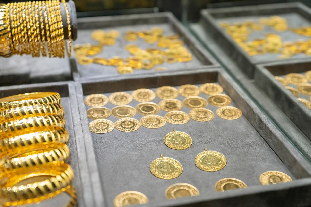 Gold coins and bracelets are displayed in a jewelry store in Istanbul, Türkiye. (Adobe Stock Photo)