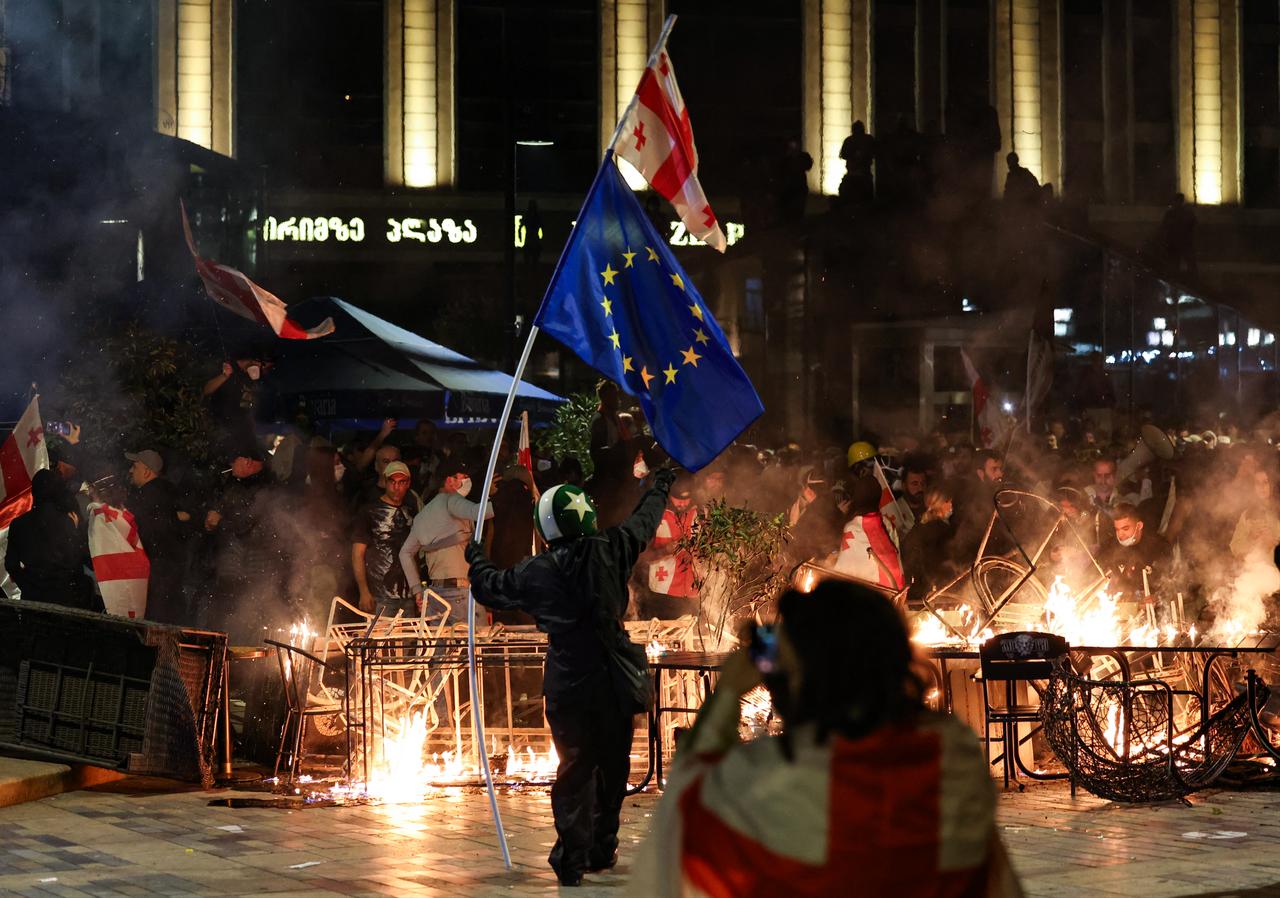 Protesters burn barricades as they clash with police during an opposition rally on the day of local elections in central Tbilisi on October 4, 2025. (AFP Photo)