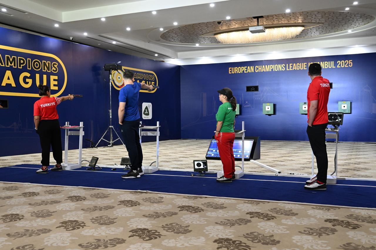 Sporcular, İstanbul, Türkiye, 4 Ekim 2025'te düzenlenen Avrupa Şampiyonlar Hava Silahları Ligi'nde yarışıyor.