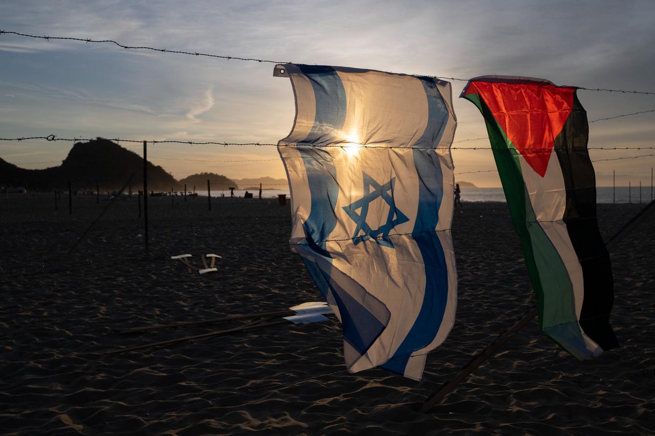 An Israeli and a Palestinian flag hang on an installation set up by members of the Brazilian NGO Rio de Paz at Copacabana beach in Rio de Janeiro, Brazil, October 4, 2025. (AFP Photo)