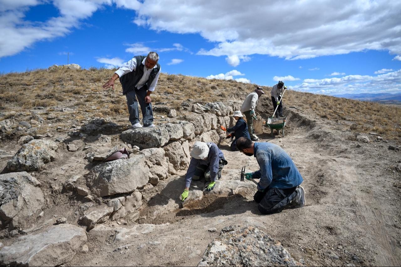 Archaeologists working at Garibin Tepe, where Urartian-era structures and lion sculptures were previously unearthed in Van's Tusba district, Türkiye, Oct. 5, 2025. (AA Photo)