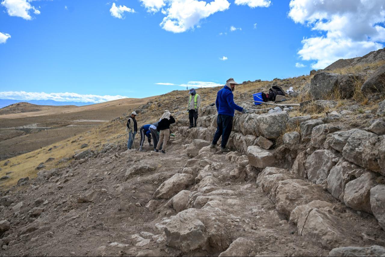 Archaeologists working at Garibin Tepe, where Urartian-era structures and lion sculptures were previously unearthed in Van's Tusba district, Türkiye, Oct. 5, 2025. (AA Photo)