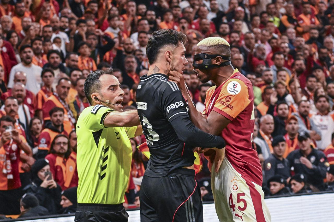 Victor Osimhen (45) of Galatasaray faces off with Emirhan Topcu (C) of Besiktas during Turkish Super Lig week 8 football match between Galatasaray and Besiktas at RAMS Park in Istanbul, Türkiye on Oct. 4, 2025. (AA Photo)