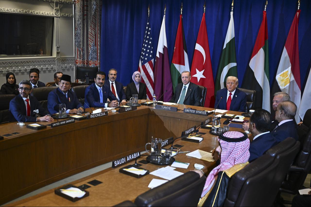 President Recep Tayyip Erdogan (C-L) and US President Donald Trump (C-R) attend a multilateral meeting on Gaza with several Muslim country leaders in New York, US, Sept. 23, 2025. (AA Photo)
