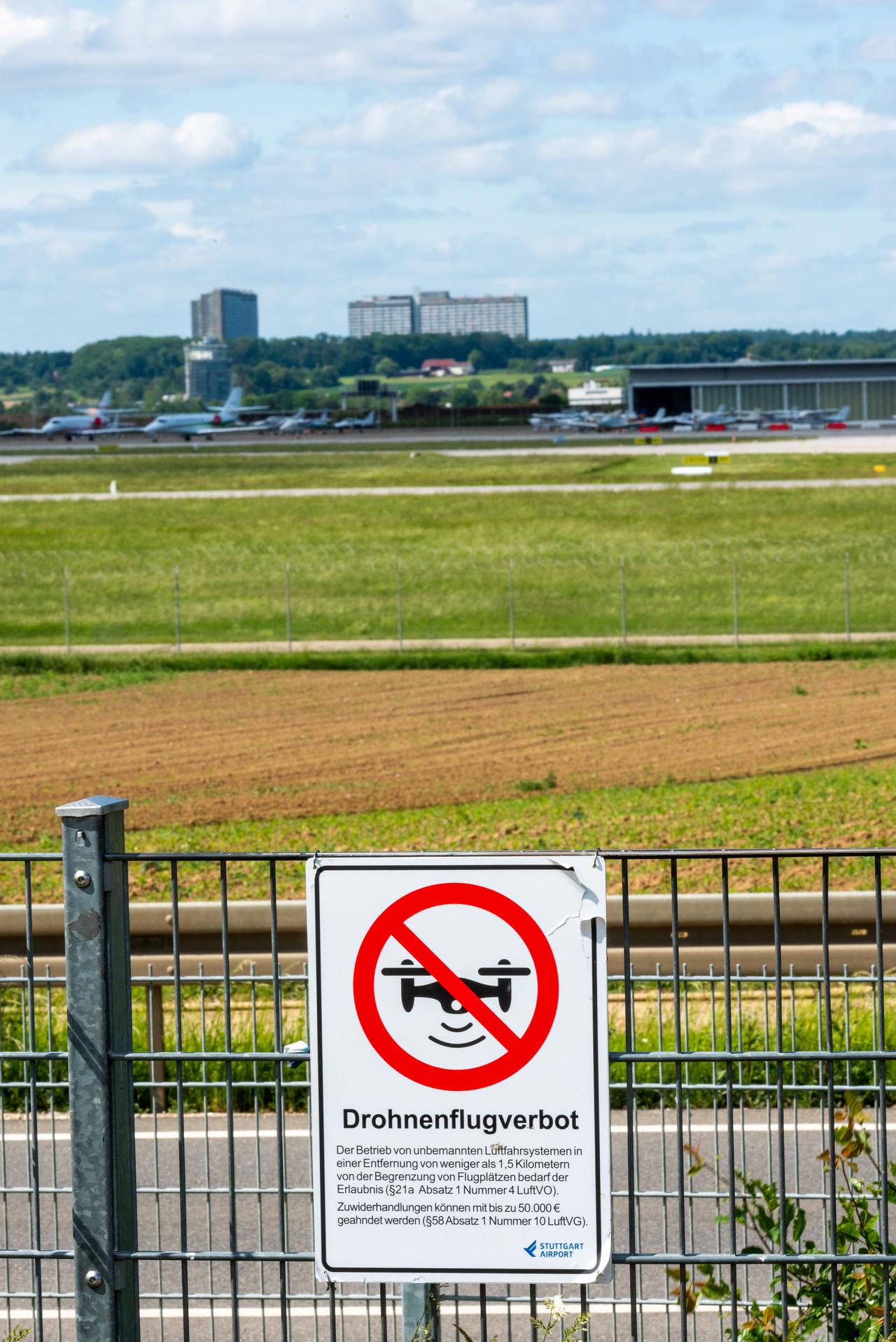 Warning sign "No Drone Zone" at Stuttgart Airport in German warning of a fine of up to 50.000 Euro. (Adobe Stock Photo) (Frank Gärtner - stock.adobe.com)
