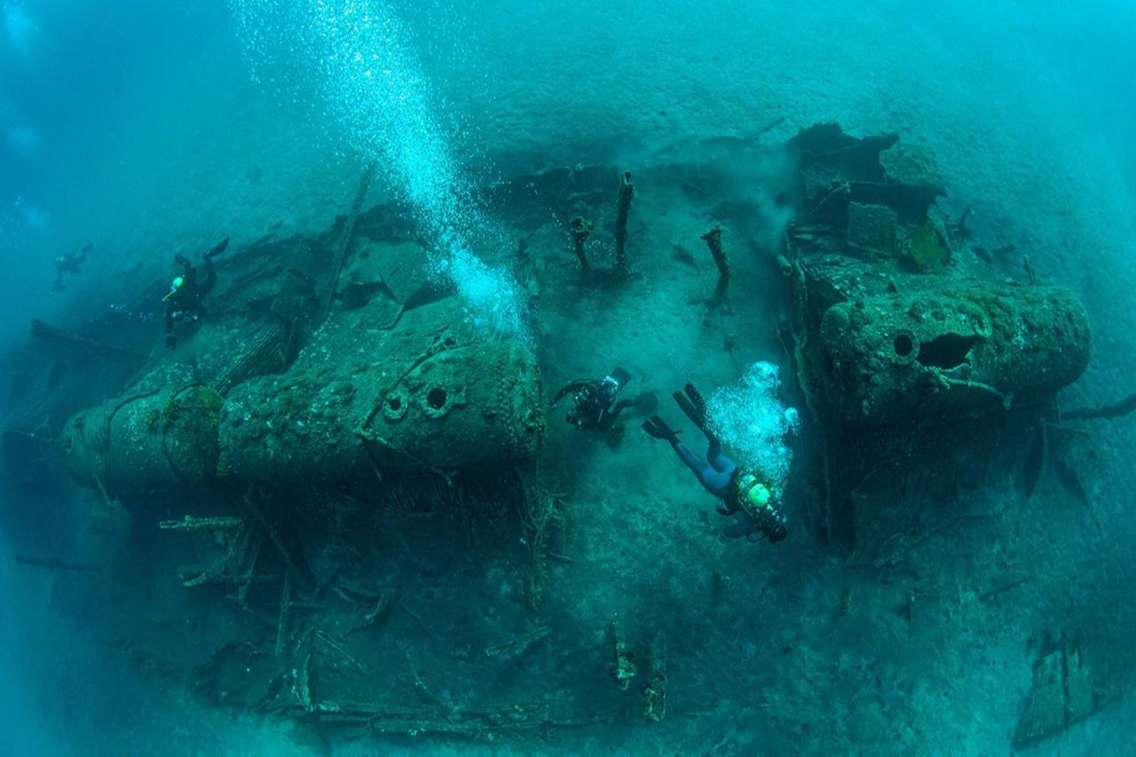 Divers swim above the wreck of a World War I battleship at the Gallipoli Historical Underwater Park in Canakkale, Türkiye, Oct. 5, 2025. (Photo via Ministry of Culture and Tourism)