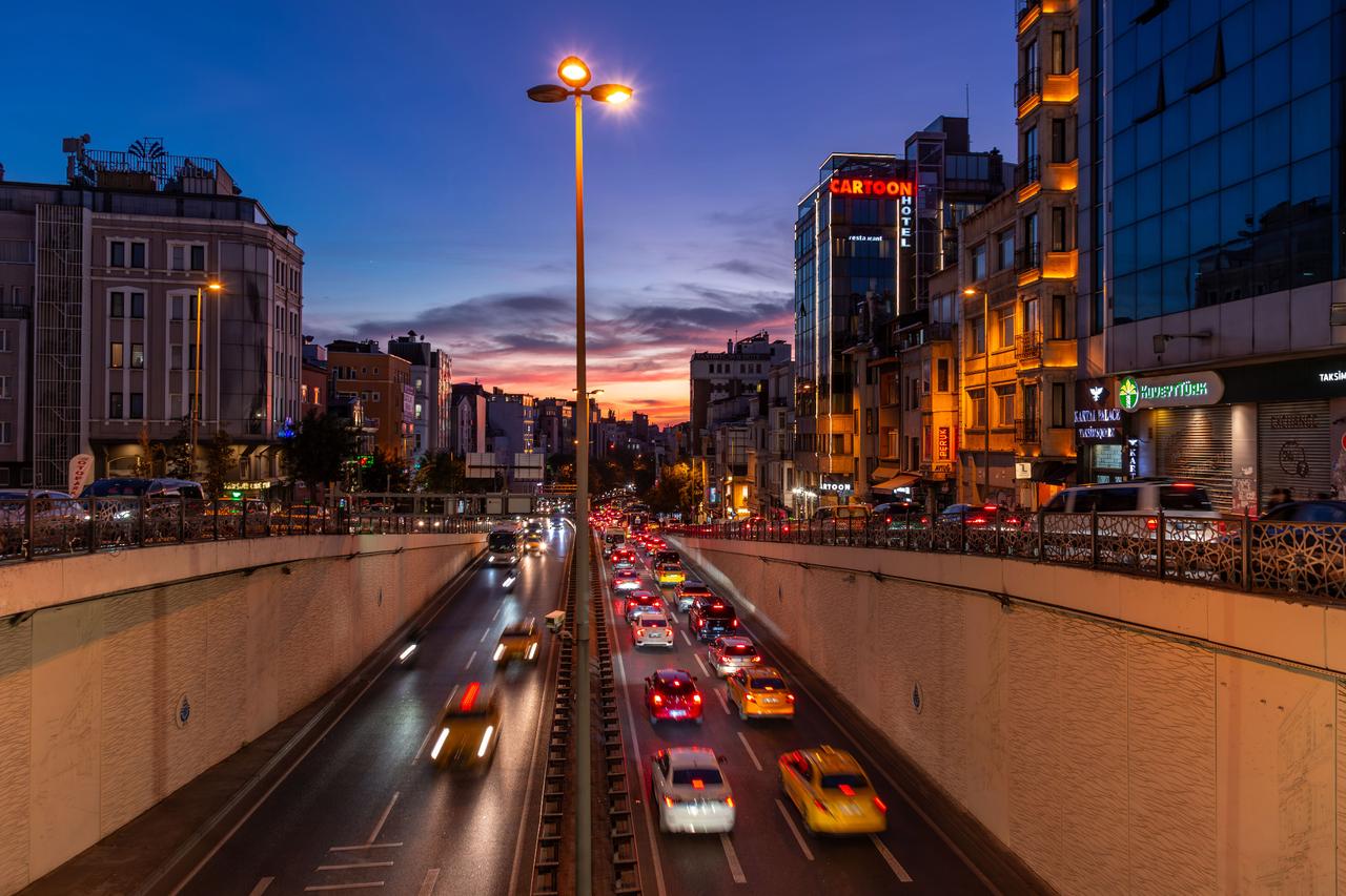 Vehicles line up during evening rush hour on Tarlabasi Avenue in Beyoglu, Istanbul, Türkiye, October 14, 2021. (Adobe Stock Photo)