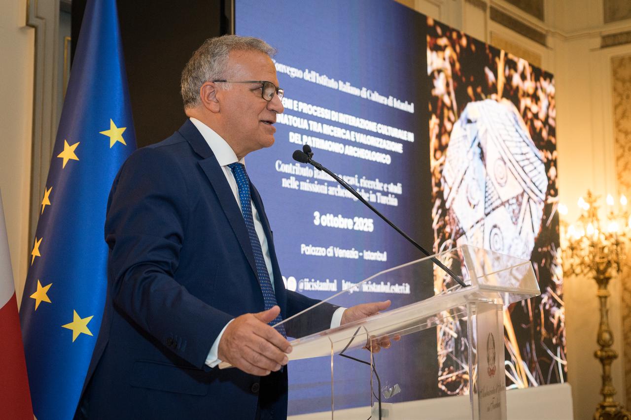 İtalya'nın Türkiye Büyükelçisi Giorgio Marrapodi, İstanbul, Türkiye, 3 Ekim, 2025'teki Venedik Sarayı'nda 16. İtalyan Kültür Merkezi Arkeoloji Sempozyumu sırasında açılış sözleri sunar.