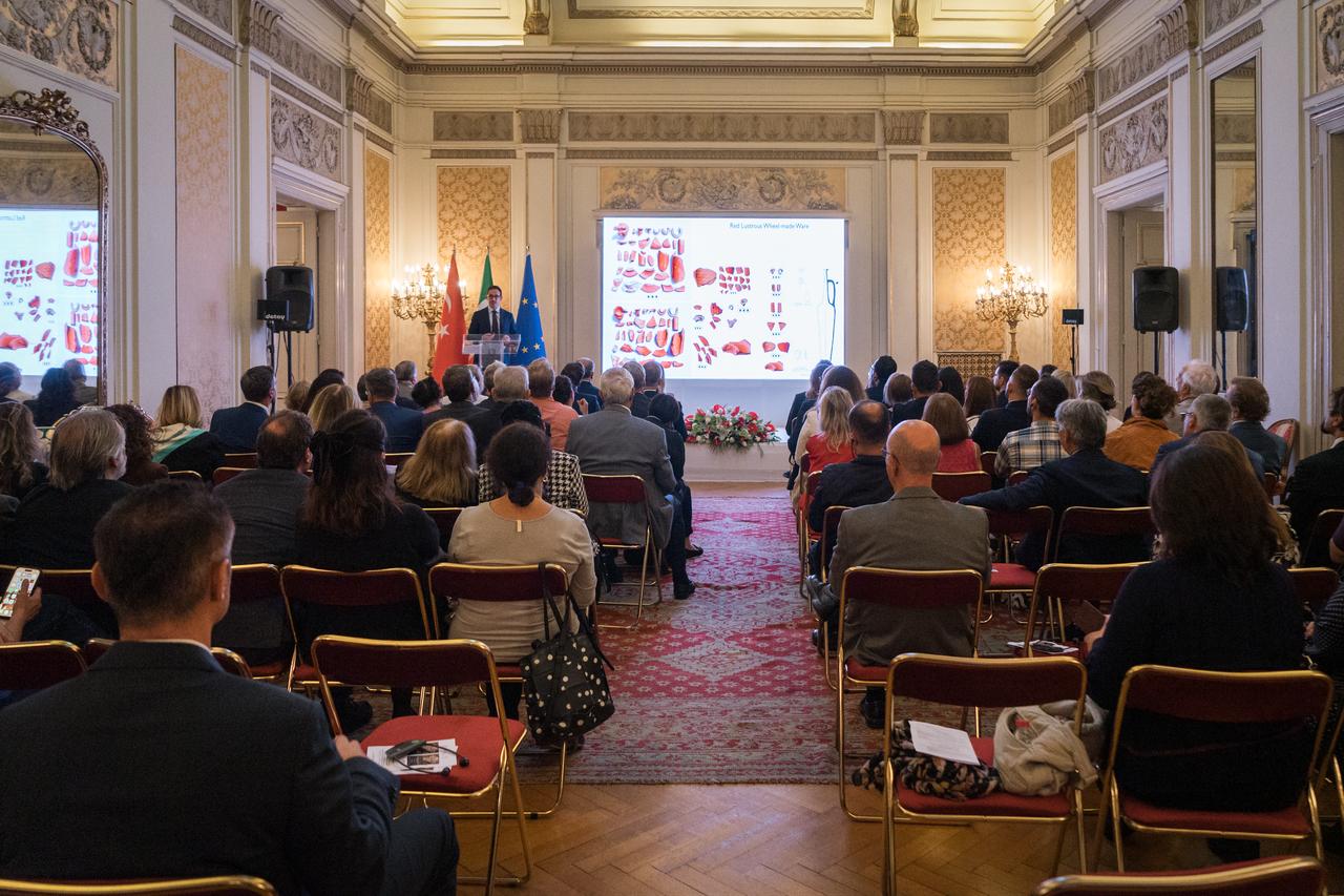 Arkeolog Anacleto D'Agostino, 16. İtalyan Kültür Merkezi Arkeoloji Sempozyumu sırasında İstanbul, Türkiye, 3, 2025 Ekim'de Usakli Hoyuk kazı (Yozgat) üzerinde uzman bir konferans sunuyor (Istanbul, 2025 Ekim. Fotoğraf)