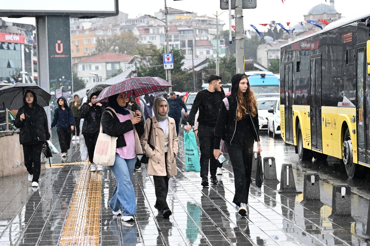 Heavy rain and thunderstorms are expected in Istanbul and surrounding provinces tomorrow, with authorities warning of floods, lightning and strong winds. Uskudar, Istanbul, October 3, 2025. (AA Photo)