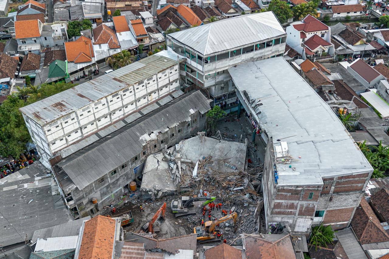 Rescuers are seen searching through the rubble at Al Khoziny Islamic boarding school after a multi-story building collapsed during prayers, Sidoarjo, Indonesia, October 5, 2025. (AFP Photo)