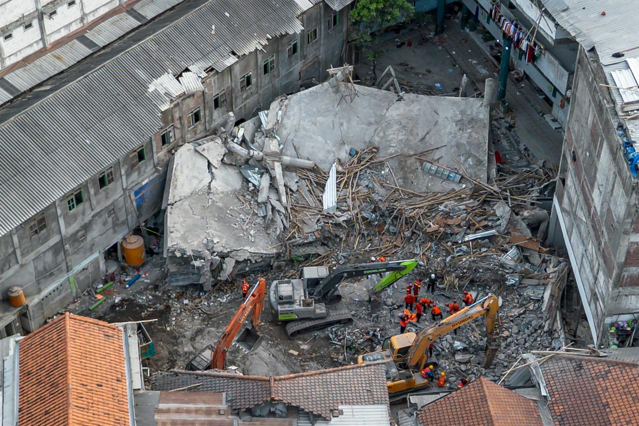 Rescue teams are continuing their search for survivors and victims. Sidoarjo, Indonesia, October 5, 2025. (AFP Photo)