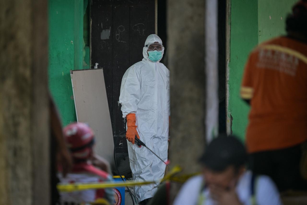 A member of the rescue team uses a radio while working at the site of the collapsed Al Khoziny Islamic boarding school in Sidoarjo, Indonesia, October 6, 2025. (AFP Photo)