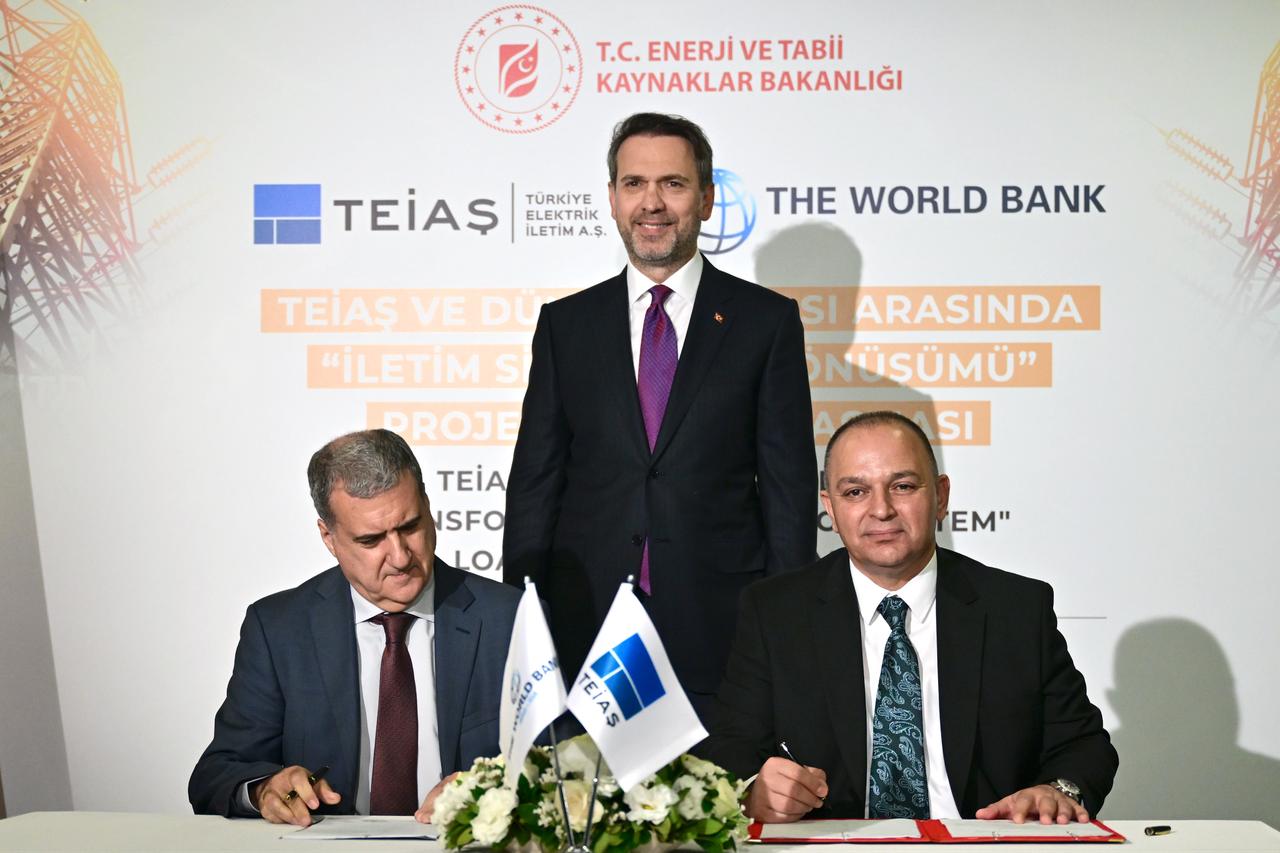 Energy and Natural Resources Minister Alparslan Bayraktar (center) oversees the signing of a $750 million credit agreement for the  Transmission System Transformation Project  between TEIAS General Manager Orhan Kaldirim (left) and World Bank Türkiye Director Humberto Lopez (right) at the Istanbul Congress Center in Türkiye on Oct. 6, 2025. (AA Photo)