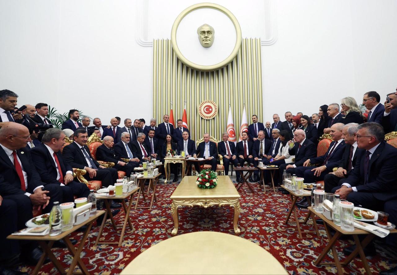 Fotoğrafta, Başkan Erdoğan, 1 Ekim 2025. (AA Photo) Parlamento Resepsiyonu sırasında iktidar koalisyon ortaklarının yanı sıra CHP dışındaki tüm muhalefet partilerinin liderleri tarafından çevrili olarak görülüyor.