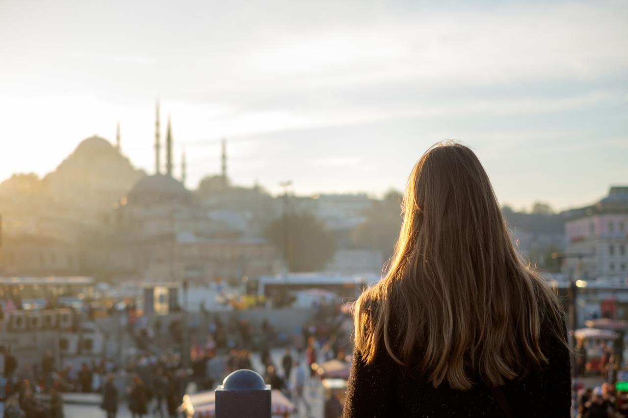 A woman looks over the cityscape in Istanbul, Türkiye. (Adobe Stock Photo)