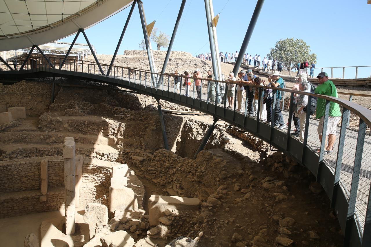 Classic car enthusiasts, who traveled from Belgium and toured two countries before arriving in Türkiye, visits Gobeklitepe, a UNESCO World Heritage site, in Sanliurfa, Türkiye, Oct. 6, 2025. (AA Photo)