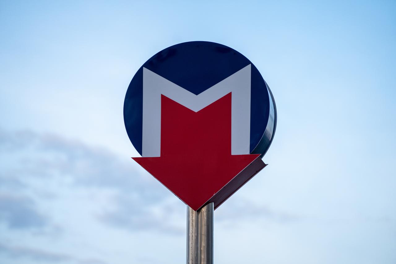 Metro Istanbul station sign marked with the ‘M’ symbol, used to identify entrances across the city’s rail network. Istanbul, Türkiye, May 3, 2023. (Adobe Stock Photo)