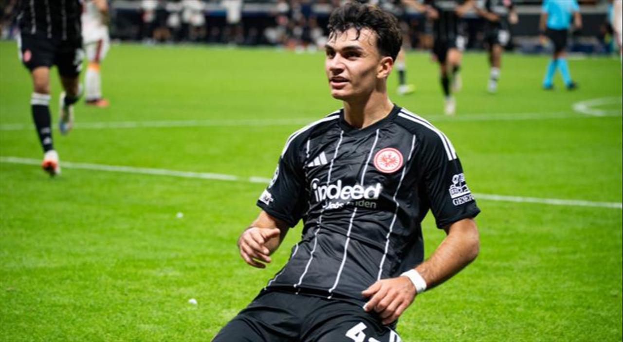 Eintracht Frankfurt'un Türk orta saha oyuncusu, 18 Eylül 2025, Frankfurt'ta Galatasaray'a karşı UEFA Şampiyonlar Ligi maçında gol attıktan sonra kutluyor. (Fotoğraf Facebook üzerinden)