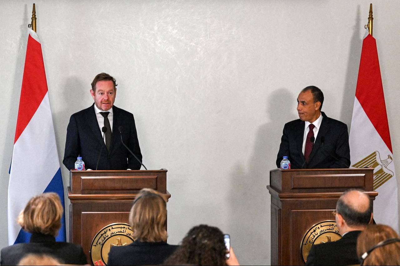 Egypt's Foreign Minister Badr Abdelatty (R) and the Netherlands' Foreign Minister David van Weel (L) give a joint press conference at a hotel in Cairo, October 7, 2025. (AFP Photo)