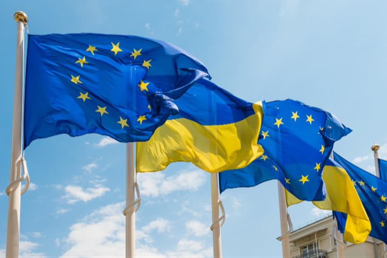 The Ukranian and European Union flags fly side by side. (Photo: MFA CZ)