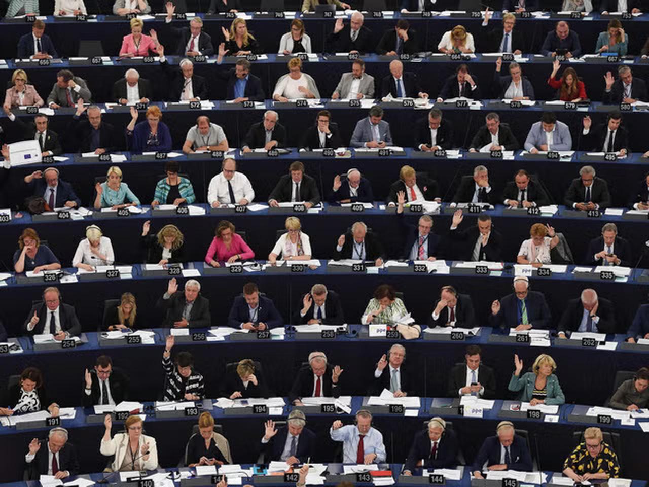The European Parliament MEPs cast their votes on a potential veto of the finalized Brexit agreement. (AFP Photo)