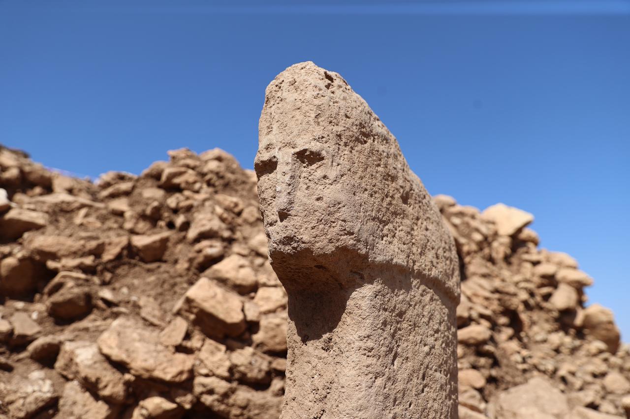 A close-up view of the 12,000-year-old T-shaped pillar featuring a human face discovered at Karahantepe in southeastern Türkiye, Oct. 6, 2025. (Photo via Ministry of Culture and Tourism)