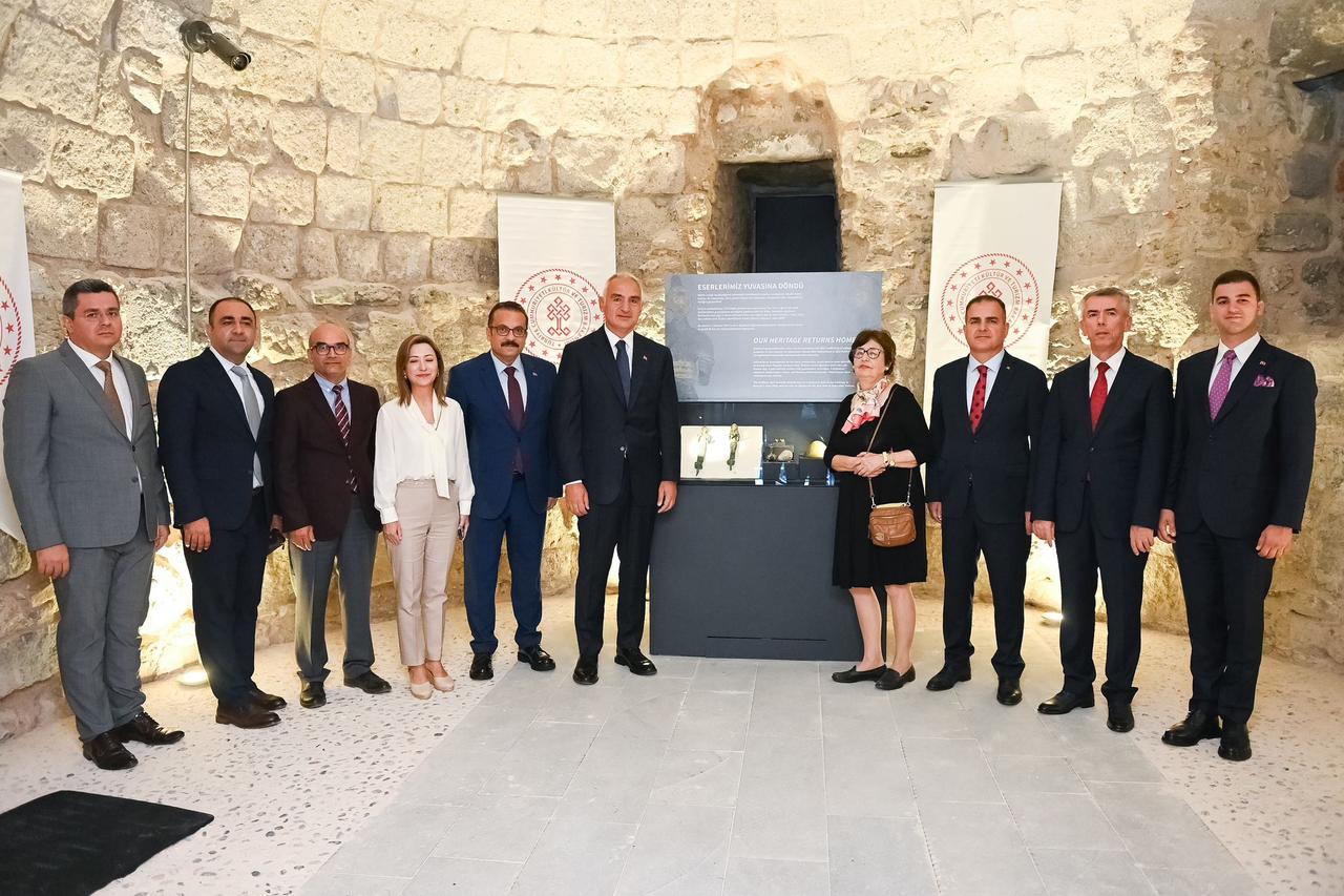 Minister Mehmet Nuri Ersoy and officials pose by the newly exhibited artifacts at Bodrum Castle, Türkiye, Oct. 7, 2025. (Photo via Ministry of Culture and Tourism)